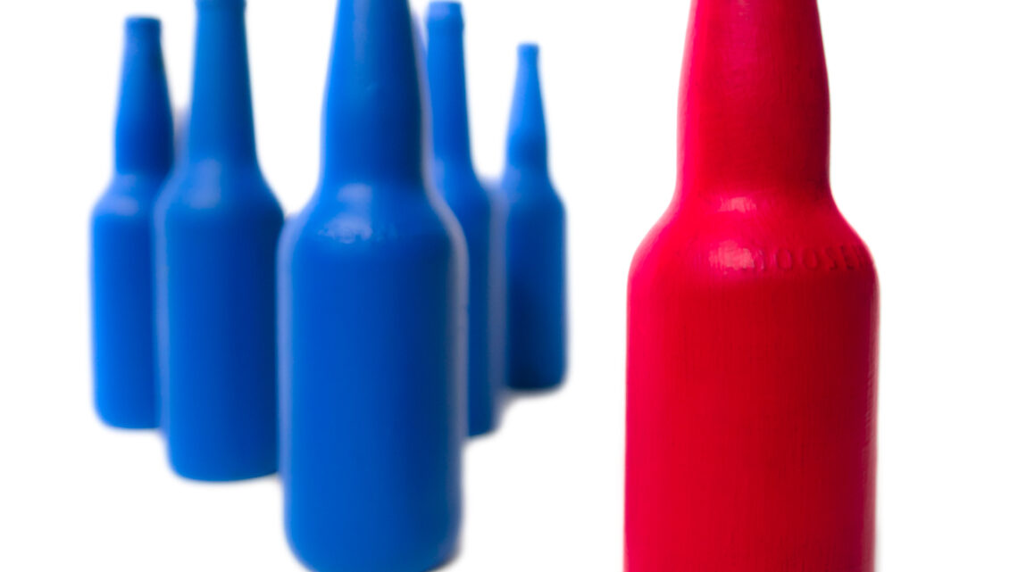 Bouteilles de bière peinturées bleues ou rouges monochrome