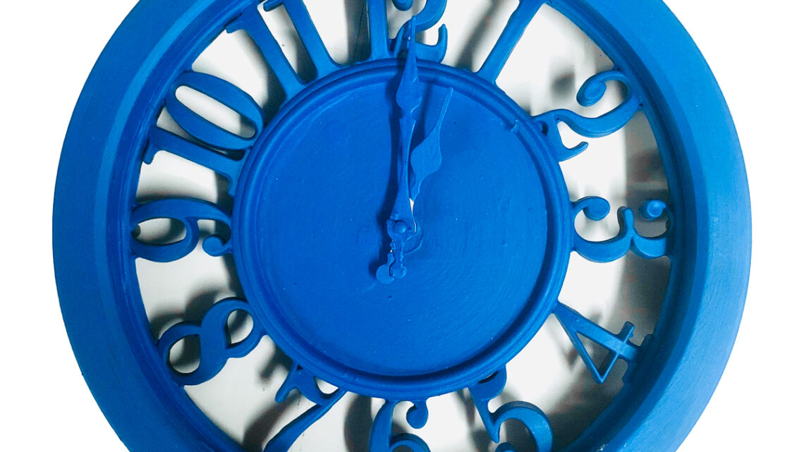 Horloge peinturée bleue Monochrome